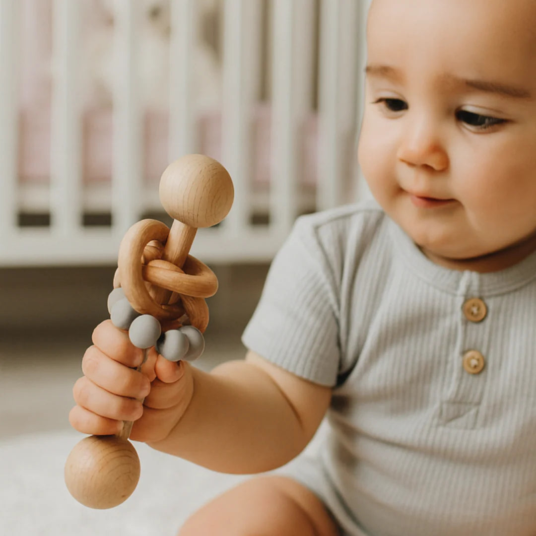 Baby Holzrassel mit Beißringen